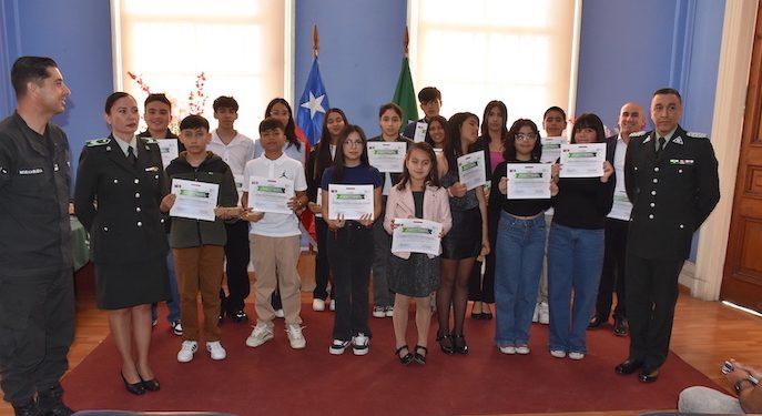 Hijos de funcionarios de Gendarmería recibieron premio de excelencia académica
