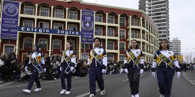 Colegio Inglés celebra 140 años con multitudinario desfile de estudiantes y exalumnos