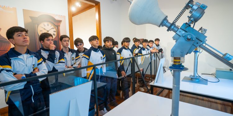 Más de dos mil personas han visitado exposición “Museo Newton” en Sala de Arte Casa Collahuasi