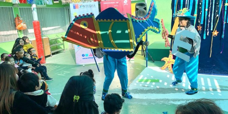 Obra sensorial “B de Burbujas” encantó a niñas y niños del jardín infantil Semillitas del Futuro