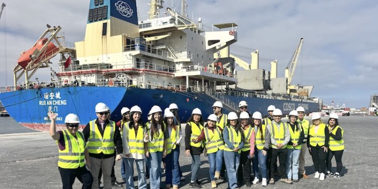 Estudiantes del DFT UNAP conocen en terreno la logística del Puerto de Iquique