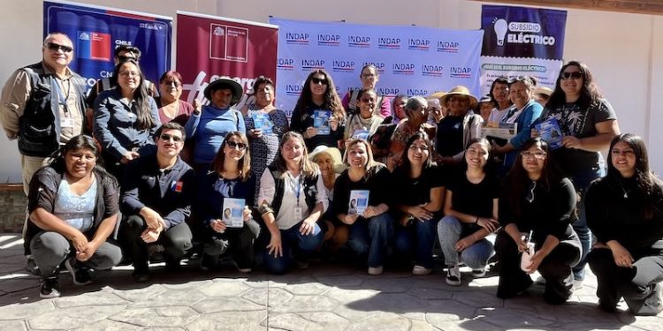 Gobierno acerca beneficios energéticos a mujeres de Huara durante jornada informativa