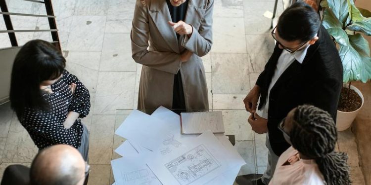 Radiografía del emprendedor: Un 45% enfrenta escenario adverso y la mitad utiliza herramientas de IA