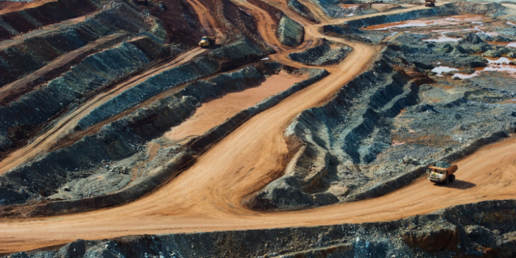 Minera de familias Hurtado Vicuña y Fernández León realizará inversión de US$ 875 millones en Antofagasta