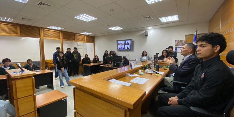 Estudiantes del Liceo de Pozo Almonte visitaron Tribunal de Iquique