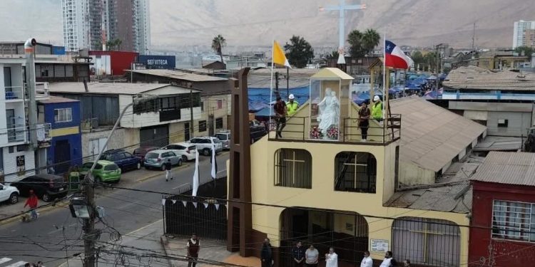 Campanario restaurado, cruz iluminada y escultura de la Virgen del Carmen sorprenden en fiesta de la Tirana Chica