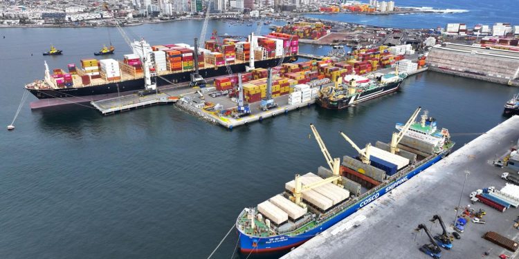 Hijos de funcionarios de Gendarmería recibieron premio de excelencia académica