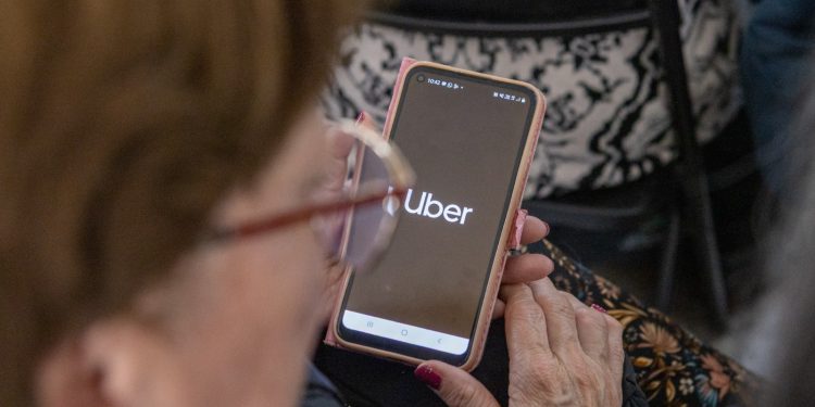 Uber Seniors llega a la Región de Tarapacá para facilitar los viajes de las personas mayores