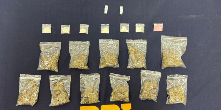 PDI detiene en flagrancia a dos colombianos por microtráfico en el centro de la ciudad