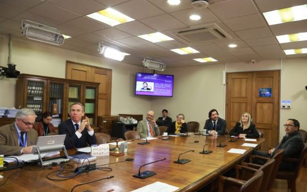 Comisión de Constitución acuerda legislar sobre dieta de exPresidentes