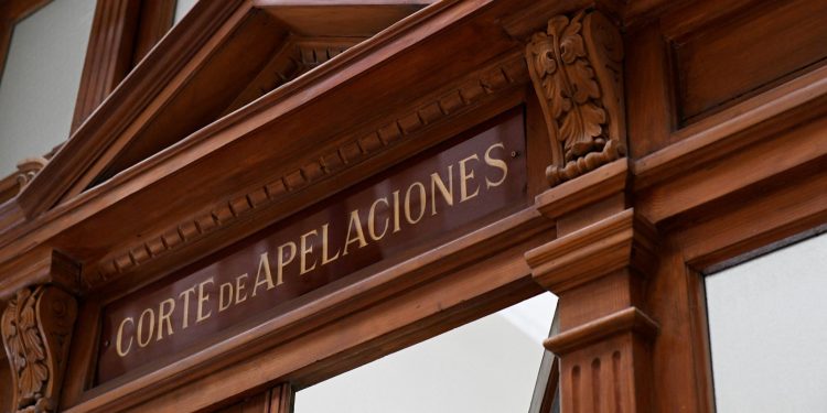 Fiscal de Corte de Santiago determina suspensión de jueza de garantía y funcionaria en sumario disciplinario