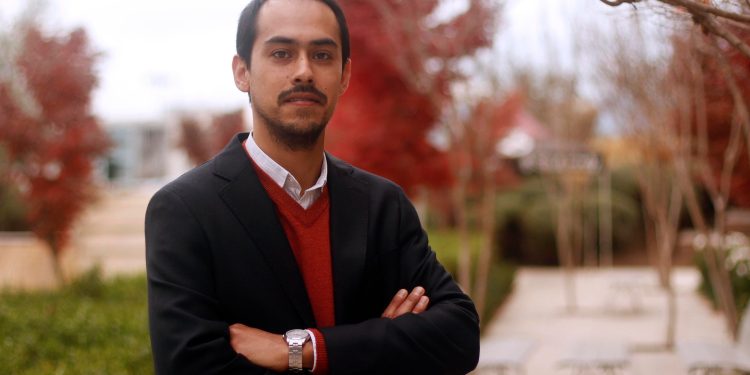 ¿Vuelos sin emisiones?: Científico chileno revela bacteria capaz de crear combustible verde