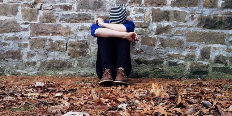 1 de cada 3 chilenos se siente solo: ¿Qué revela esta cifra y cómo abordarla?