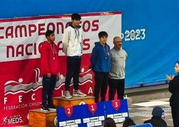 Nadador de Alto Hospicio, Benjamín Castro, en el podio del Nacional de Natación 2025