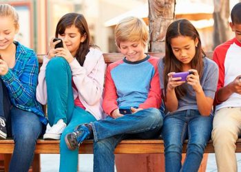 ¿Su hijo es menor de 13 años y usa el celular? Experta advierte riesgos asociados a salud mental