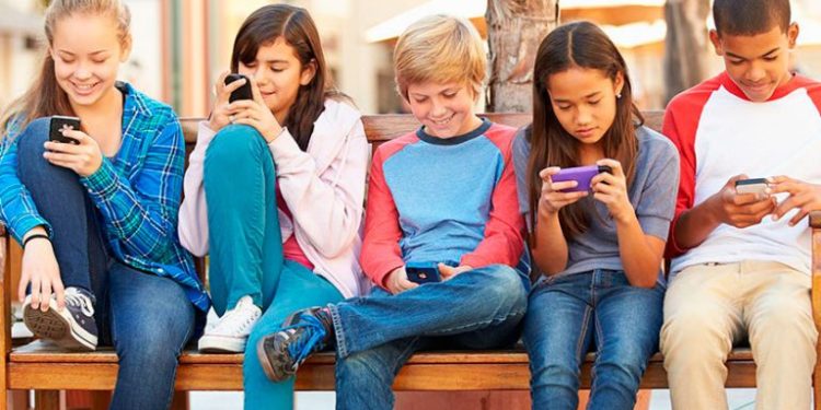 ¿Su hijo es menor de 13 años y usa el celular? Experta advierte riesgos asociados a salud mental