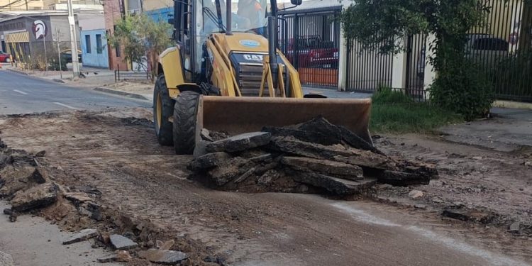 Aguas del Altiplano renueva colector en calle Amunátegui