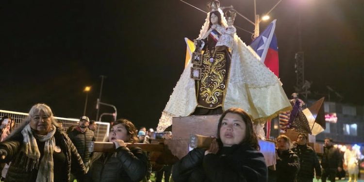Alto Hospicio reafirma la fe durante bendición de la Réplica de la Iglesia de la Virgen de La Tirana