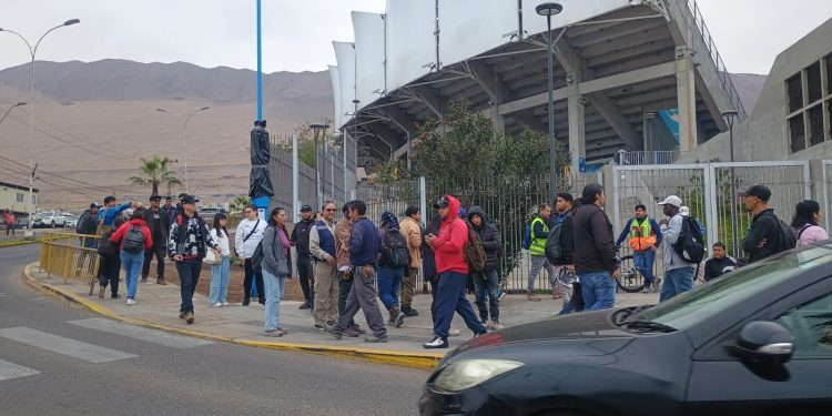 A las 11 horas comenzaron a sonar en Iquique las sirenas indicando «Alarma de Tsunami» y comenzó la evacuación a Zona Segura
