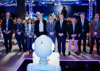 Robots humanoides, simuladores de F16 y metaverso marcan el inicio de la Cumbre Tecnológica INACAP y ACTI