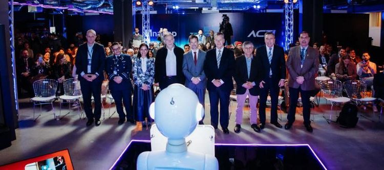 Robots humanoides, simuladores de F16 y metaverso marcan el inicio de la Cumbre Tecnológica INACAP y ACTI