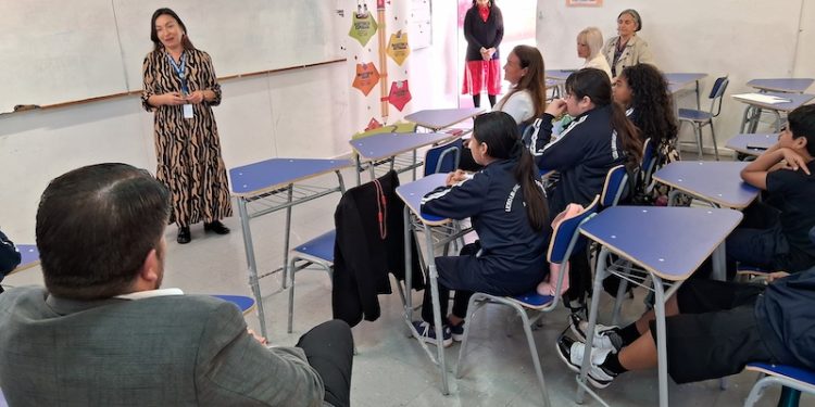 Estudiantes de Iquique y Alto Hospicio reciben donación de mobiliario gracias a convenio Mineduc – SLEP con Fundación Collahuasi  