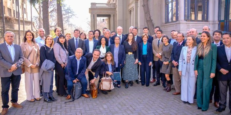 Evelyn Matthei anuncia intervenciones en cuatro centros históricos regionales para favorecer el comercio