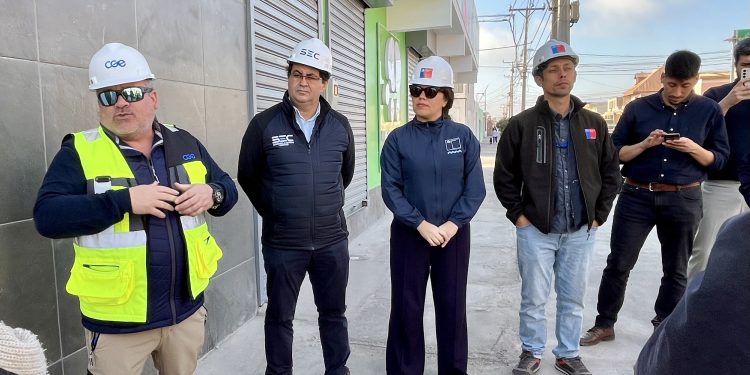 Autoridades y vecinos de Alto Hospicio realizan visita técnica para abordar fallas eléctricas