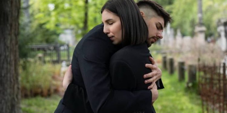 «No sé cómo ayudar»: Claves para apoyar a quienes pasan por un duelo