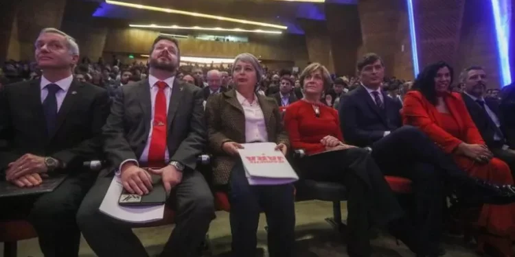 Encuesta Cadem: Kast (29%) amplía su ventaja sobre Jara (25%) y Matthei baja a 14%