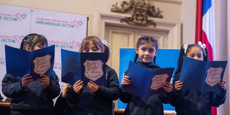 Chile sella compromiso nacional para que niñas y niños lean antes de segundo básico en 2030