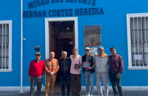 Campeones de boxeo Patricio y Marcial Carrión visitaron Museo del Deporte antes del combate (del 16 de agosto) en Arena Cavancha