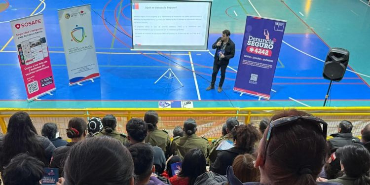 Capacitan a funcionarios municipales de Alto Hospicio sobre el uso del programa “Denuncia Seguro *4242”