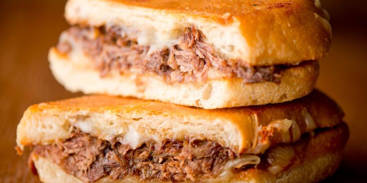 Del pan al corazón: Chile celebra al lomito, el ícono que reúne a amigos y familias