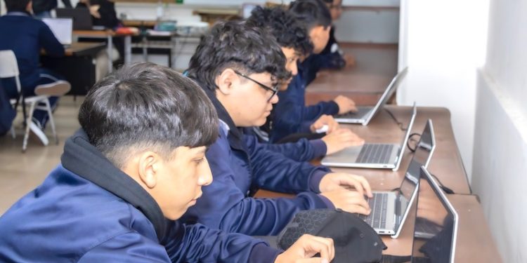 El nuevo lenguaje de la era digital: más de 100 estudiantes del SLEP Iquique se certificarán en Python