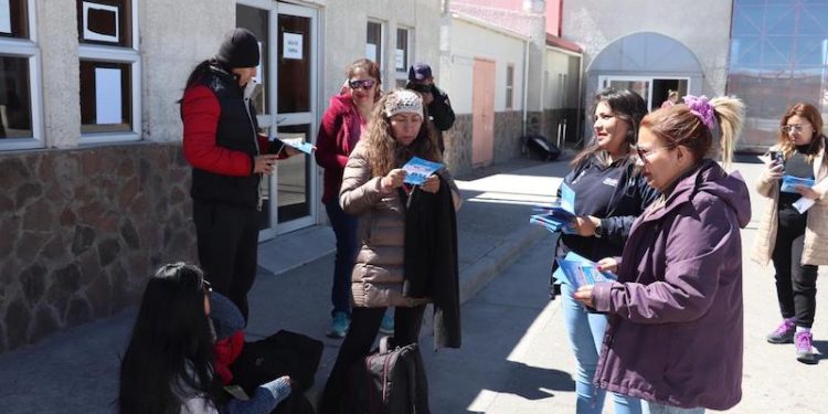 Difunden campaña contra la trata de personas en Complejo Fronterizo de Colchane