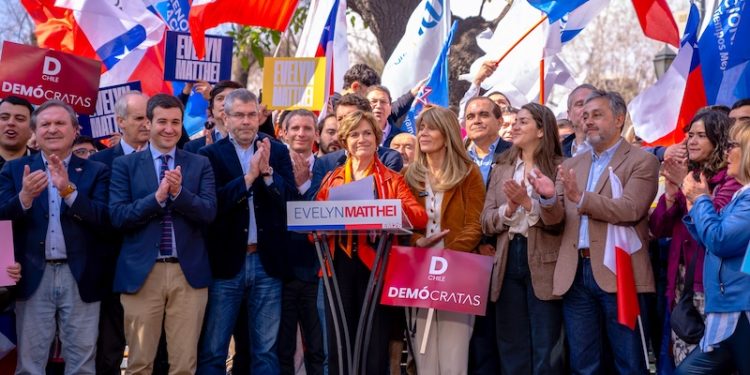 Evelyn Matthei inscribe candidatura y sella alianza de Chile Vamos con Demócratas