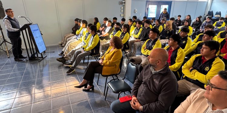 60 estudiantes del Instituto del Mar “Carlos Condell” acceden a curso de manejo de grúa horquilla gracias a colaboración con Aguas del Altiplano