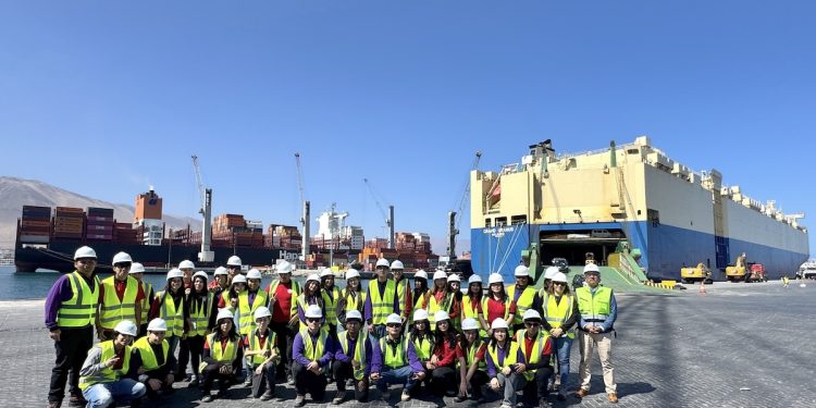 Estudiantes de Pozo Almonte conocen operaciones del Puerto de Iquique