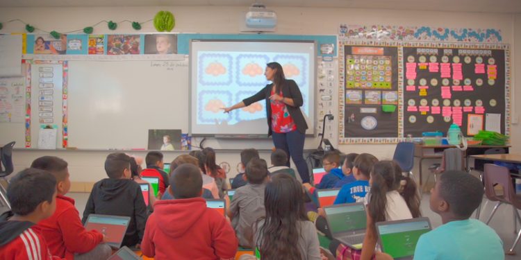 Con sueldos desde los 3 millones: abren convocatoria para que profesores trabajen en Estados Unidos