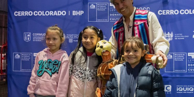 FINTDAZ presentó una obra de marionetas en la remodelada cancha del barrio El Colorado de Iquique