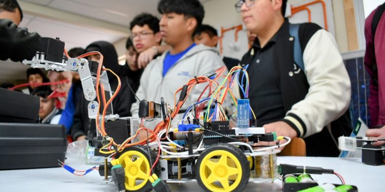 Gran participación de estudiantes de Tarapacá en “Tomasino por un día”