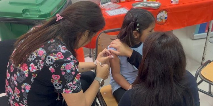 Secretarios regionales ministeriales de Salud y Educación refuerzan vacunación en colegios