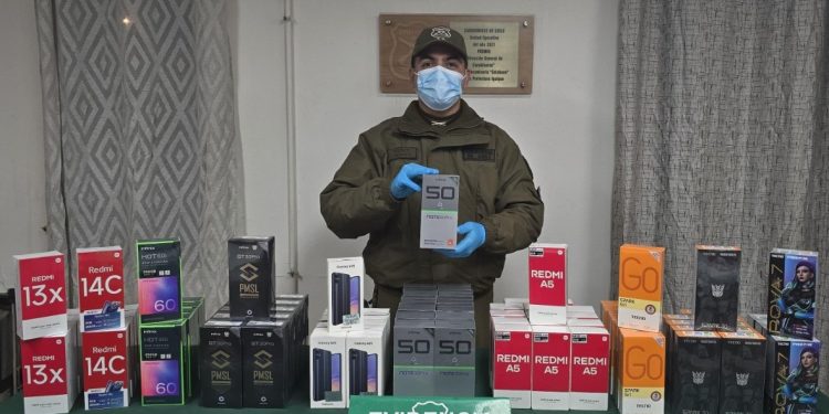 Hombre es detenido por contrabando de teléfonos celulares