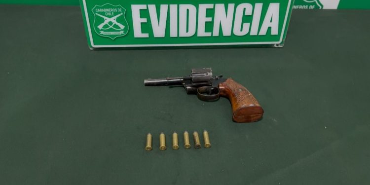 Hombre lanzó arma al interior de un colegio ante fiscalización policial