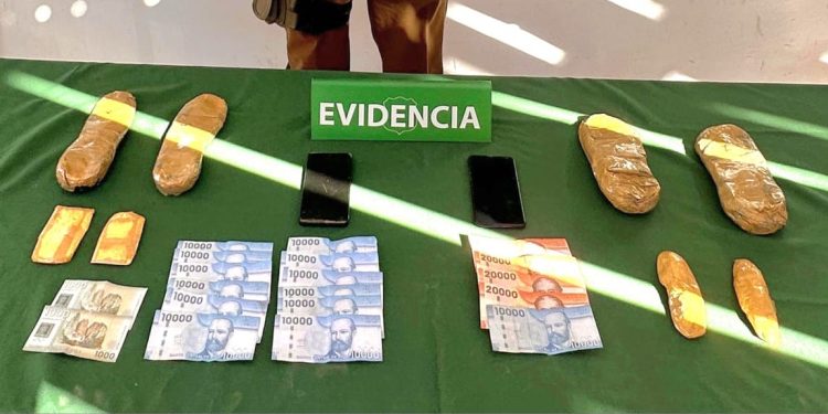 Carabineros detuvo a hombres que transportaban drogas en sus zapatos