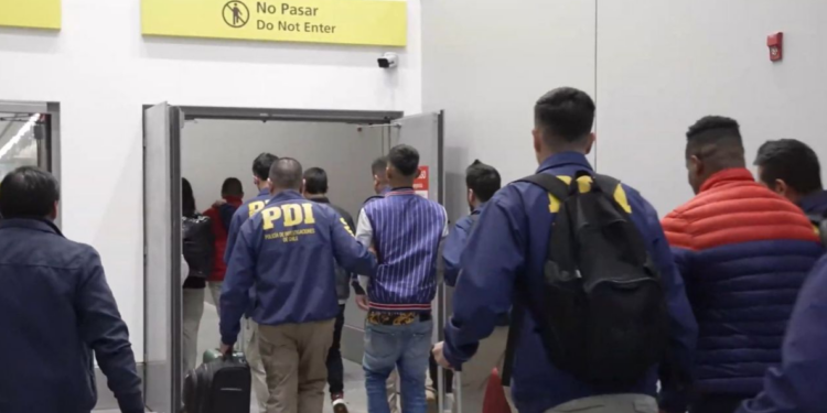 Expulsaron a 65 extranjeros con destino a Colombia y República Dominicana
