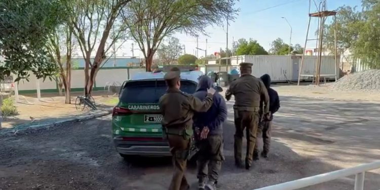 Carabineros sorprende a individuos transportando toneladas de cables en carga de camión