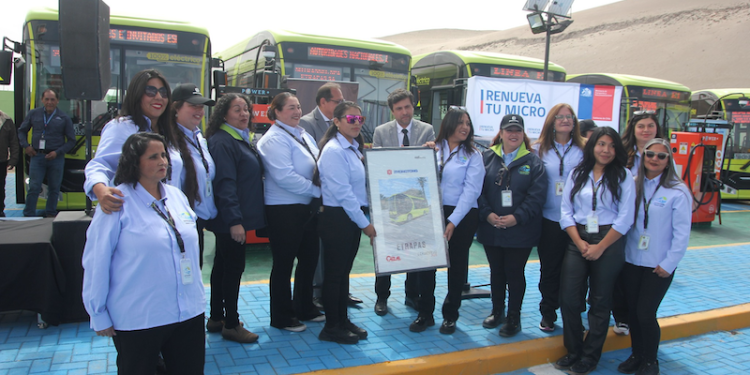 Mujeres ariqueñas hacen historia al conducir la primera flota de buses eléctricos en la región