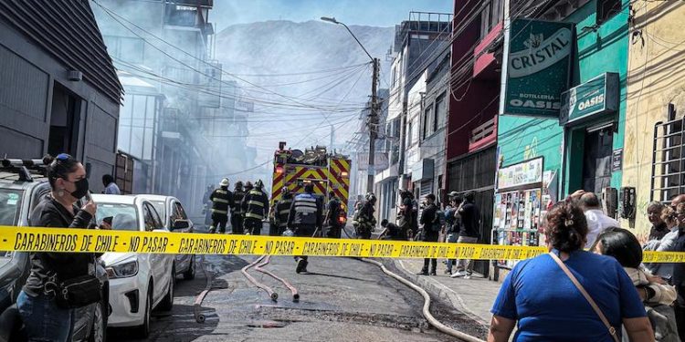 Incendio afectó dos viviendas en calle Bolívar con Vivar y movilizó a voluntarios de 8 compañías